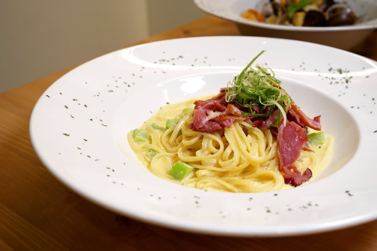 【新開店】超美純白系老屋！宜蘭首家鮮釀啤酒餐廳  「彩虹水果調飲」成亮點