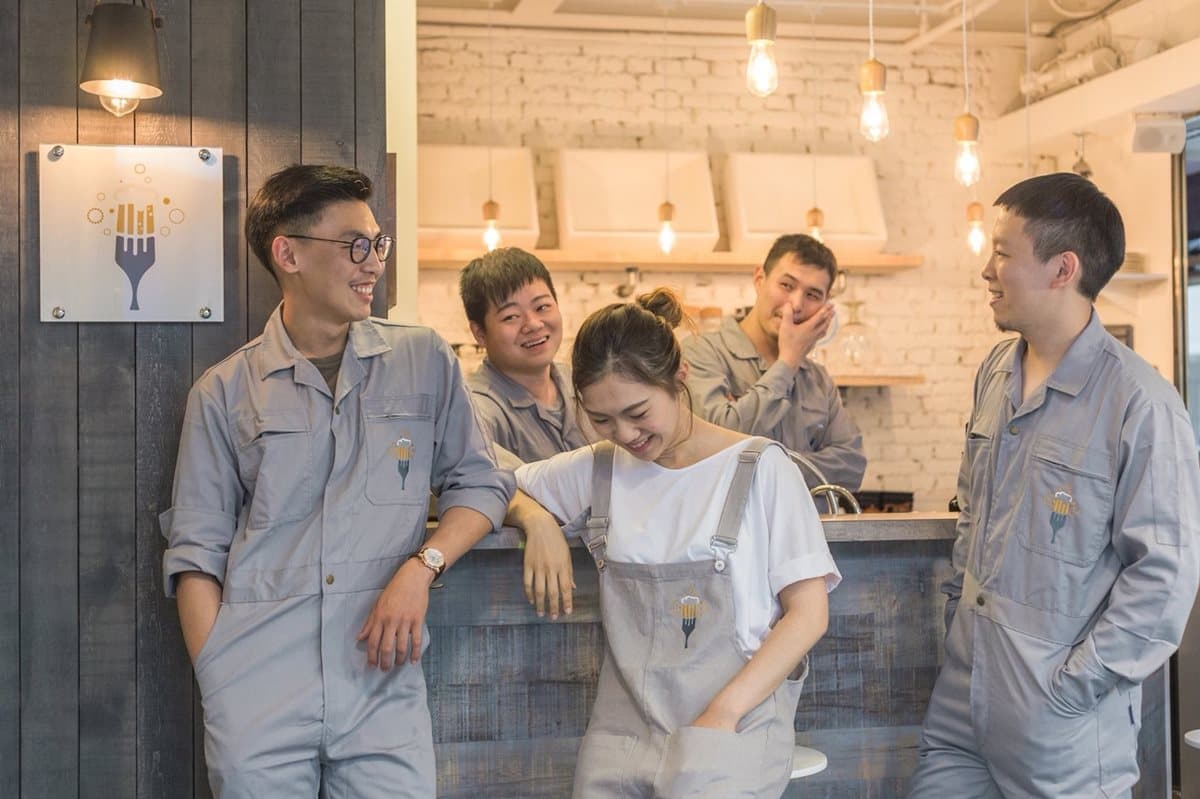 【新開店】超美純白系老屋！宜蘭首家鮮釀啤酒餐廳  「彩虹水果調飲」成亮點