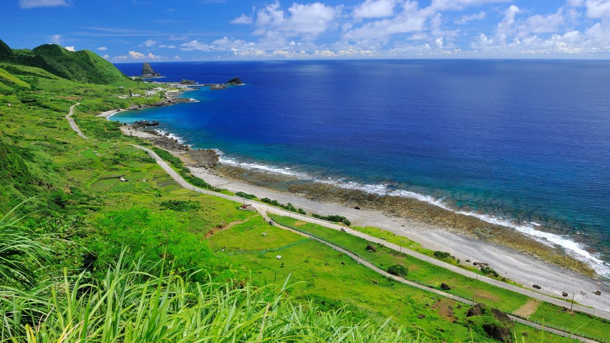 蘭嶼人這樣玩！環島追5奇景：「惡靈之窩」禁地、跨島草原大縱走、傳統地下屋、原民拼板舟、曬飛魚乾