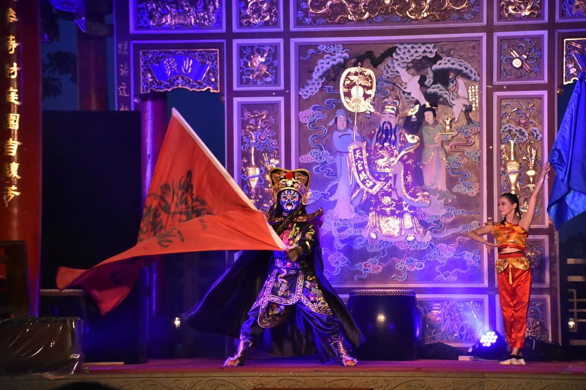 好想牽手坐這裡!宜蘭也有「藍眼淚」 絕美夜景浪漫破表 好想牽手坐這裡!宜蘭也有「藍眼淚」 絕美夜景浪漫破表