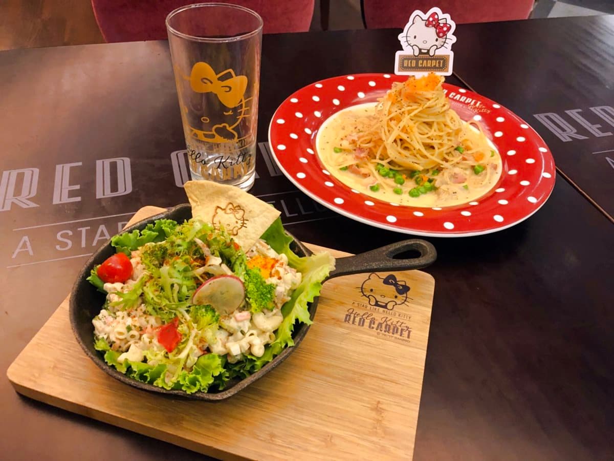 這冰超好拍：「Hello Kitty聖代」就在這家林口Kitty餐廳，吃飯免費送Kitty玻璃杯