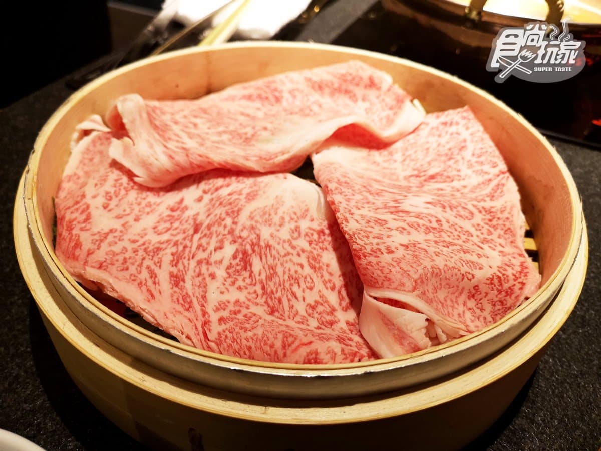 【新開店】最風騷「和牛鍋」! 牛舌海膽、蒸氣肋眼道道桌邊秀吃「殘廢餐」 【新開店】最風騷「和牛鍋」! 牛舌海膽、蒸氣肋眼道道桌邊秀吃「殘廢餐」