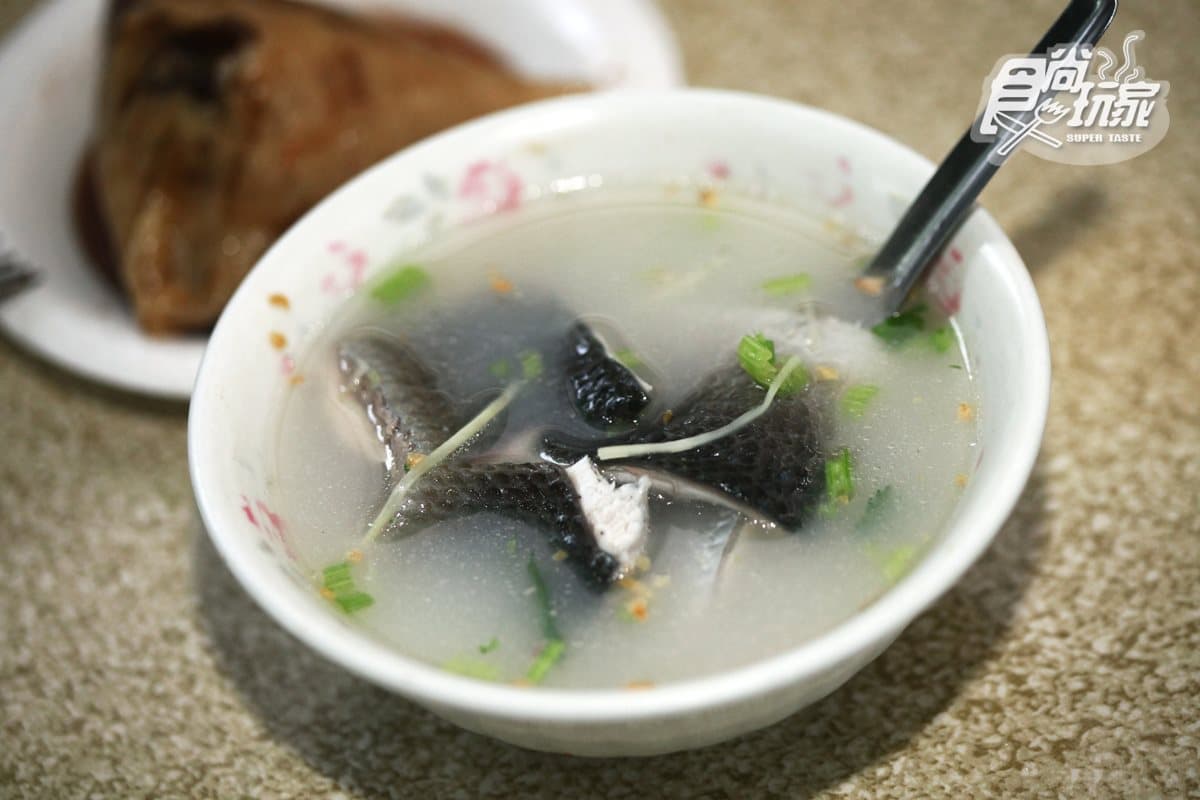 台南灣裡老街周邊在地人最愛這4家：百年老店米粉煮小卷、虱目魚「半粥」、火城麵配九母魚酥、5元豆醬湯