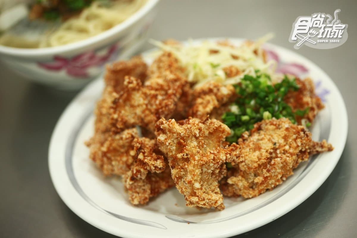 台南灣裡老街周邊在地人最愛這4家：百年老店米粉煮小卷、虱目魚「半粥」、火城麵配九母魚酥、5元豆醬湯