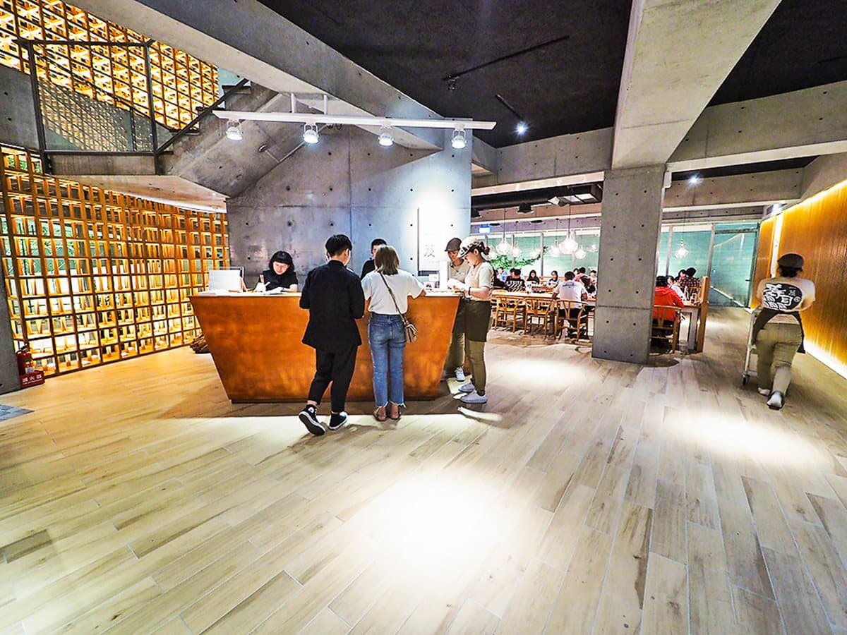 【新開店】台中人就是霸氣！頂級美拍「清水模壽司店」，銅板消費28元吃得到 #還賣日雜貨