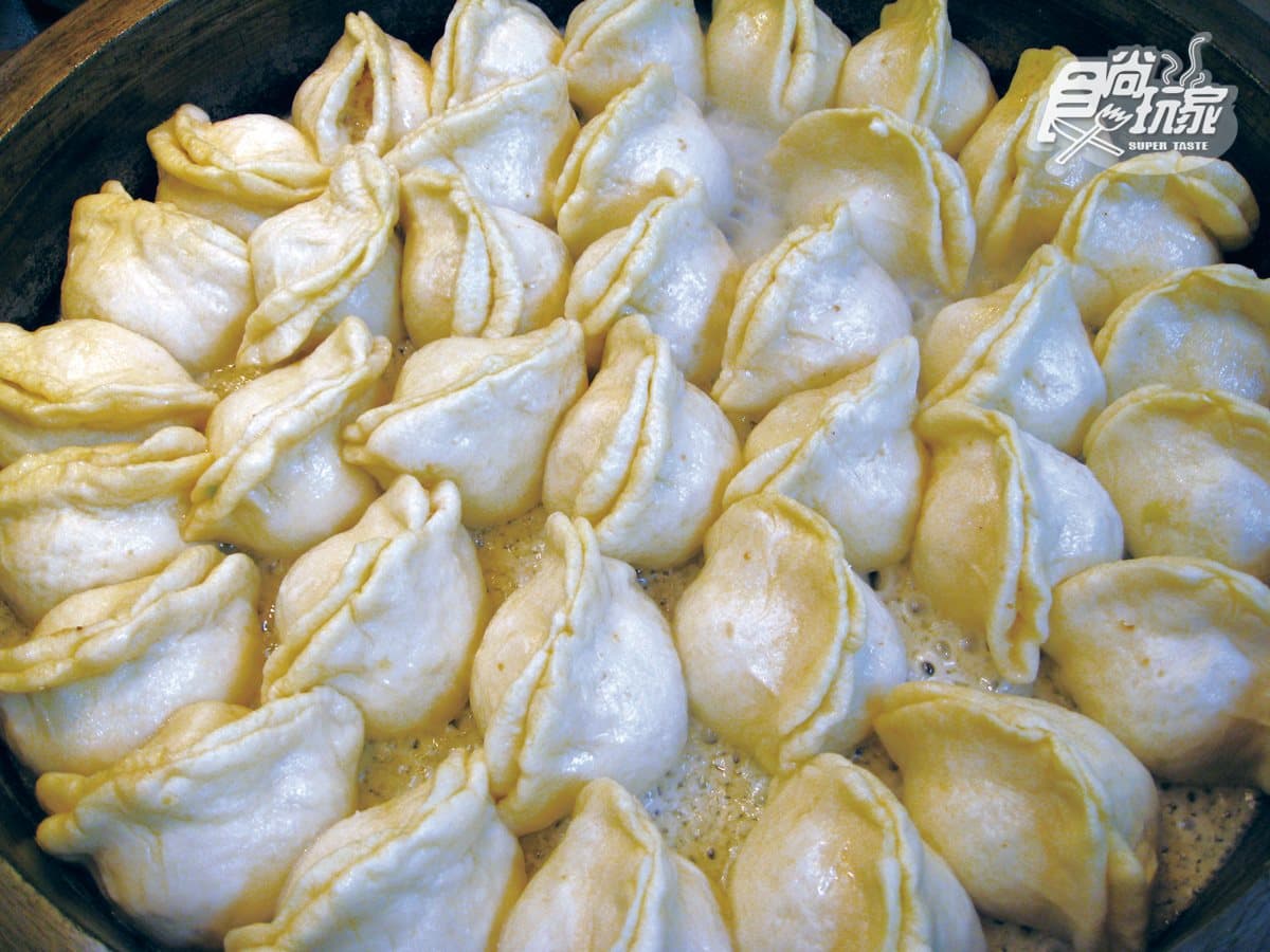 台大人最愛公館「包餡系」小吃這4家：全台第一「老麵菜包」、超大水餃版「脆煎包」、背包客瘋排「滷割包」