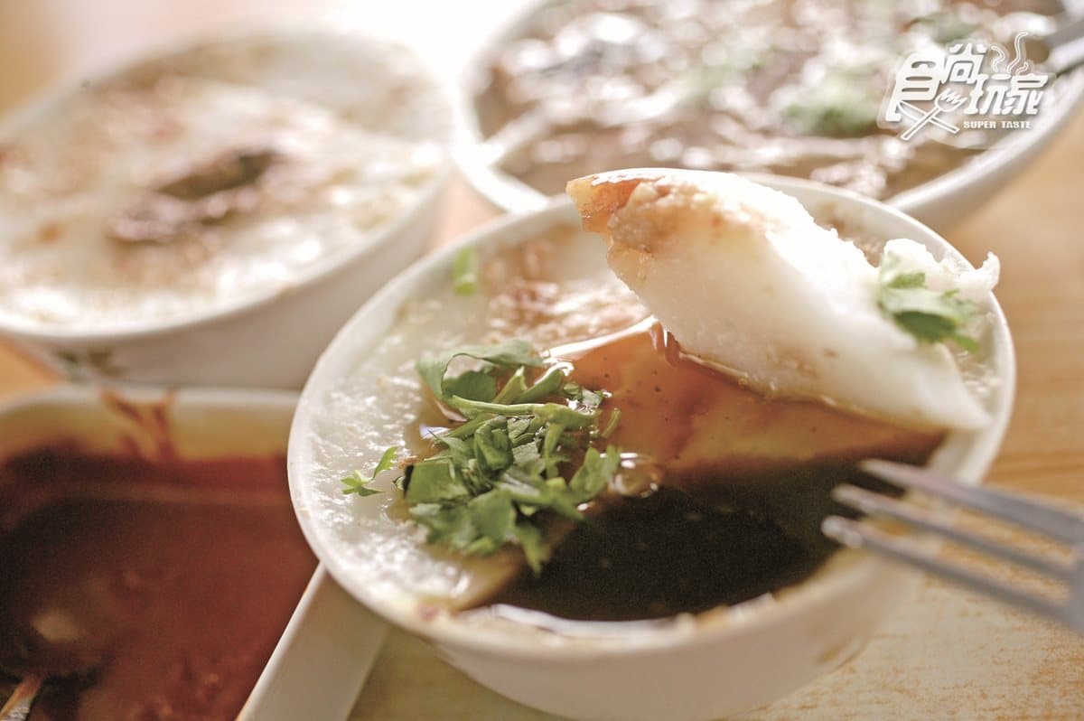 嘉義「值得專程去吃」4家早餐:赤煎油蔥粿、百年古法碗粿、拌粉紅醬筒仔米糕、油條沾炭燒杏仁茶 嘉義「值得專程去吃」4家早餐:赤煎油蔥粿、百年古法碗粿、拌粉紅醬筒仔米糕、油條沾炭燒杏仁茶