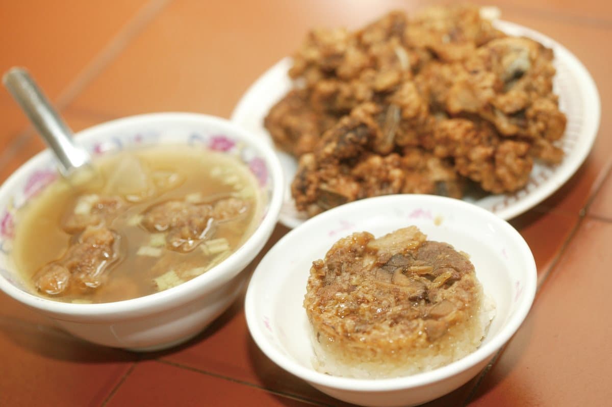 嘉義「值得專程去吃」4家早餐:赤煎油蔥粿、百年古法碗粿、拌粉紅醬筒仔米糕、油條沾炭燒杏仁茶 嘉義「值得專程去吃」4家早餐:赤煎油蔥粿、百年古法碗粿、拌粉紅醬筒仔米糕、油條沾炭燒杏仁茶