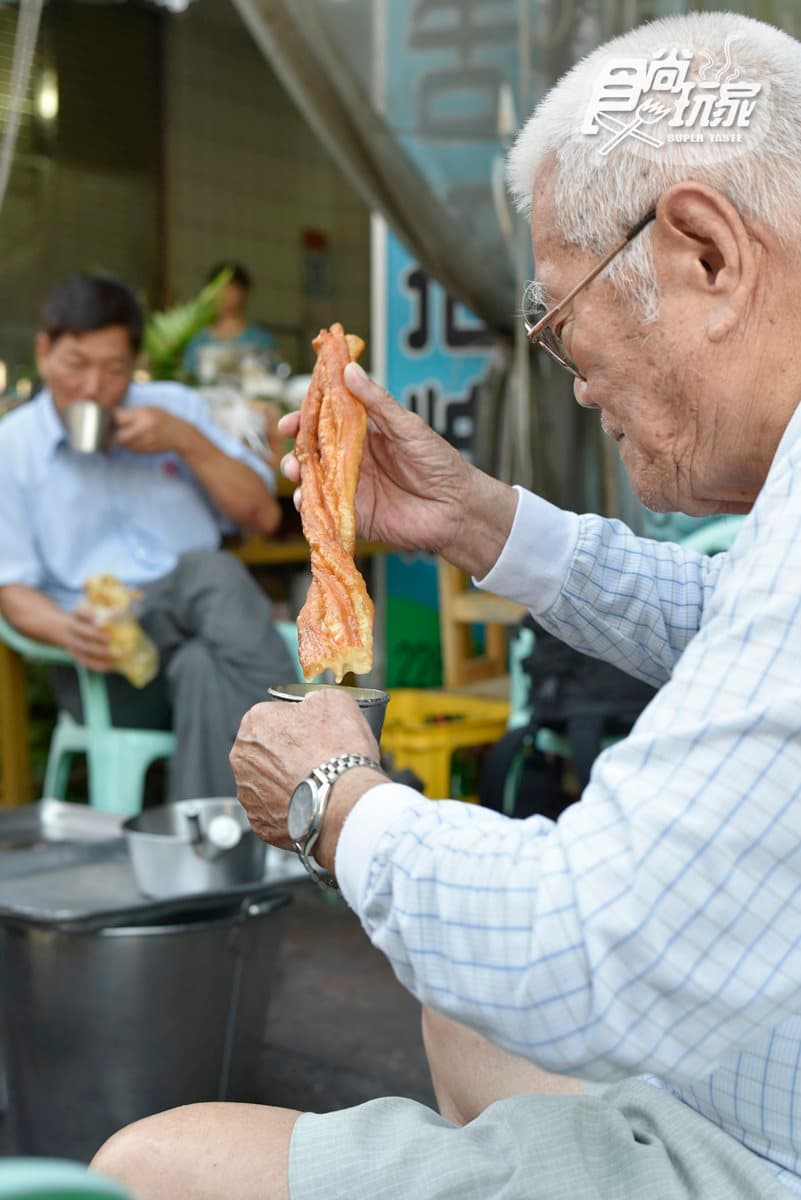 嘉義「值得專程去吃」4家早餐:赤煎油蔥粿、百年古法碗粿、拌粉紅醬筒仔米糕、油條沾炭燒杏仁茶 嘉義「值得專程去吃」4家早餐:赤煎油蔥粿、百年古法碗粿、拌粉紅醬筒仔米糕、油條沾炭燒杏仁茶