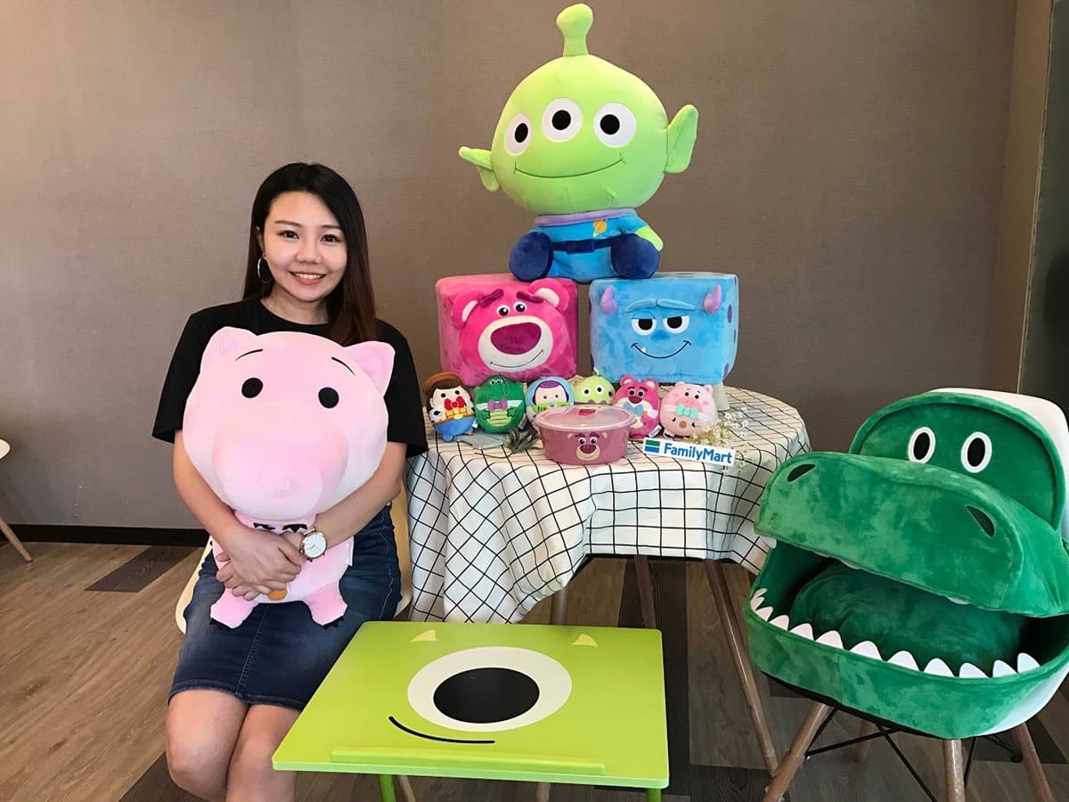 皮克斯迷預備備!超商集點出13款胖絨毛吊飾、超萌方椅、玩偶抱枕、熊抱哥便當盒 皮克斯迷預備備!超商集點出13款胖絨毛吊飾、超萌方椅、玩偶抱枕、熊抱哥便當盒