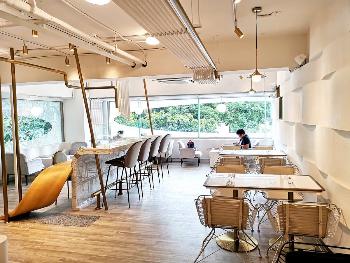 【新開店】值得為它衝台中！世界冠軍打造「甜點界的羅浮宮」！必點→噴煙鯨魚甜點、木頭巧克力冰淇淋