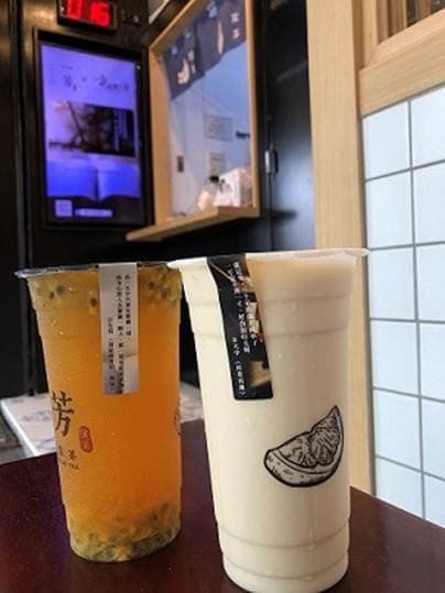 「我還眷戀著我對她的愛情」 這家手搖水果茶杯子貼上大師經典好文青! 「我還眷戀著我對她的愛情」 這家手搖水果茶杯子貼上大師經典好文青!