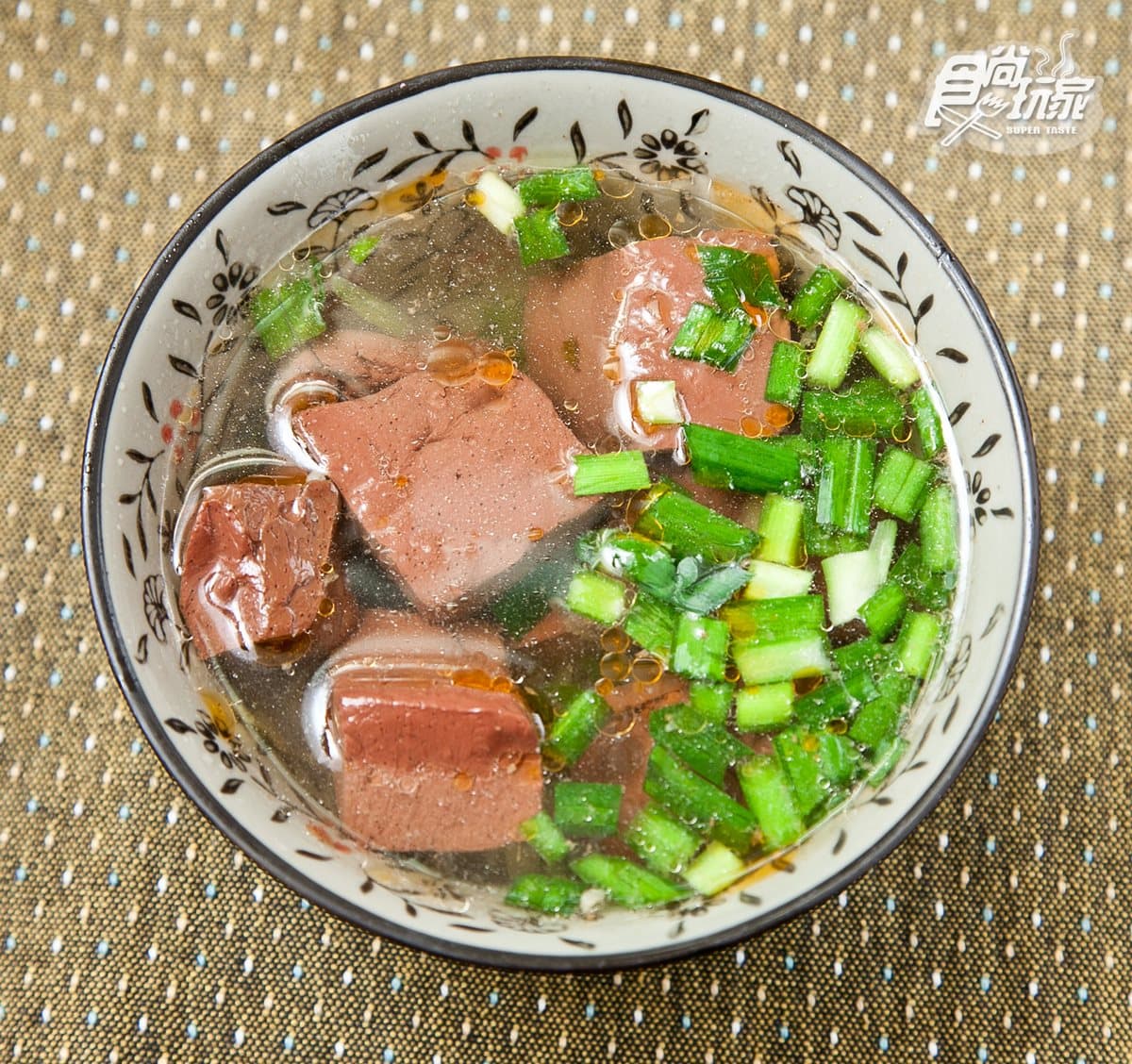 原來基隆人早餐都吃這些！先煎後烤蔥油餅、檜木桶蒸大腸圈、鹹粥配雞捲