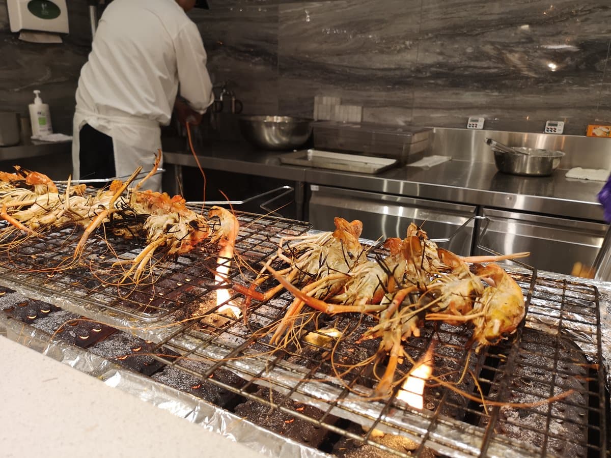 【新開店】每日直送200公斤活蝦！新莊最大BUFFET人氣爆棚   8道泰國蝦料理「吃嗨了」