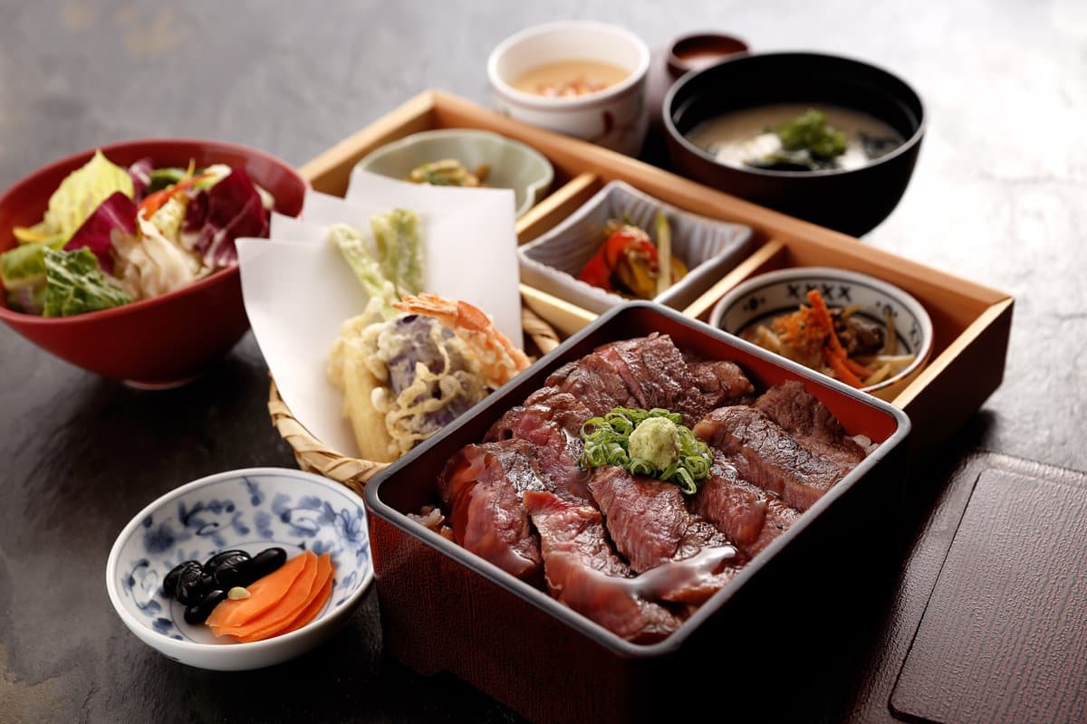 牛排迷新選擇！日式爐端燒餐廳推「台灣牛排重料理」 ＋10元送2支串燒
