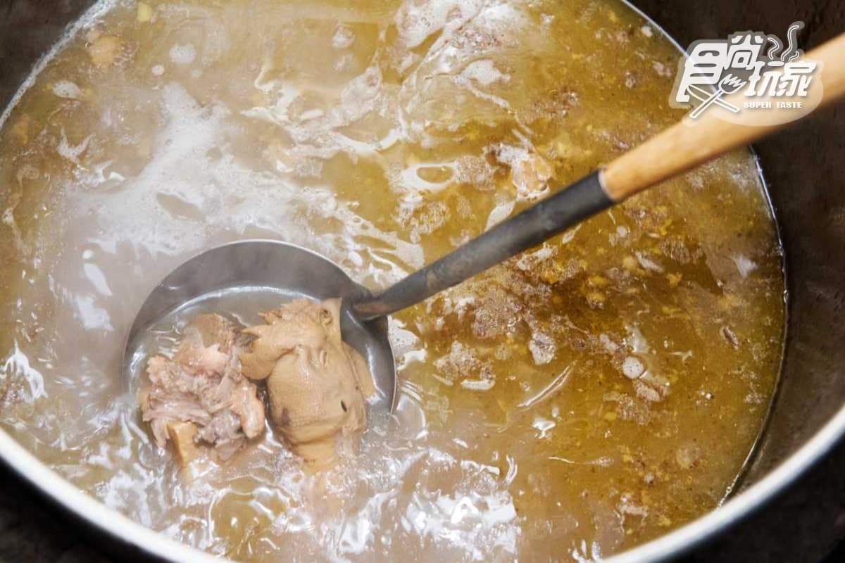 這牛肉湯用炭火熬煮了一天一夜！古早味牛肉麵藏在花蓮最夯文青巷弄裡