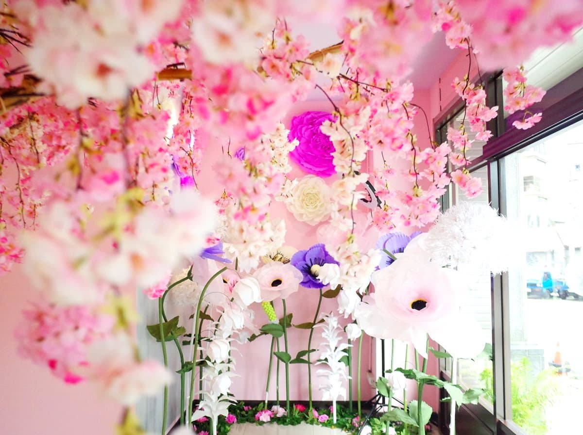 【新開店】把櫻花林搬進咖啡館！必拍浮誇「巨型花卉」  少女心大噴發