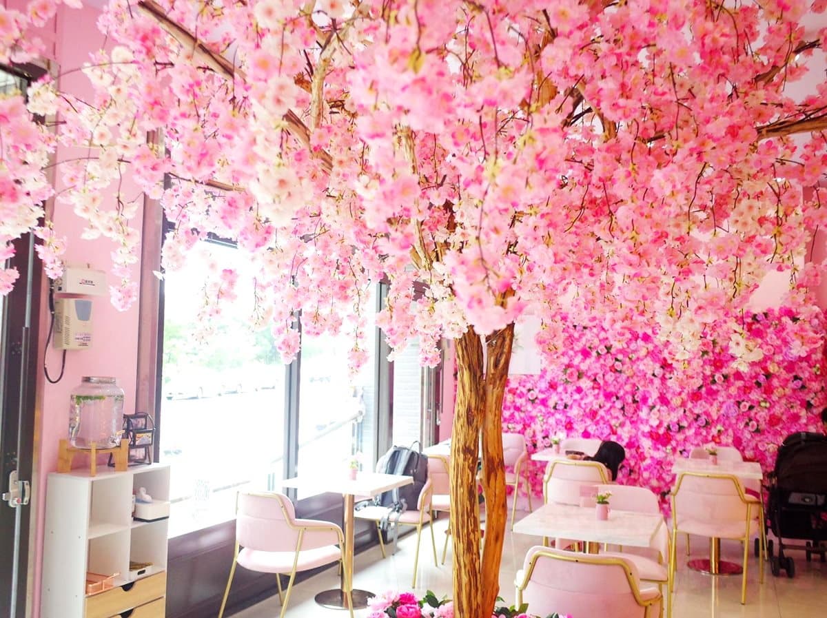 【新開店】把櫻花林搬進咖啡館！必拍浮誇「巨型花卉」  少女心大噴發