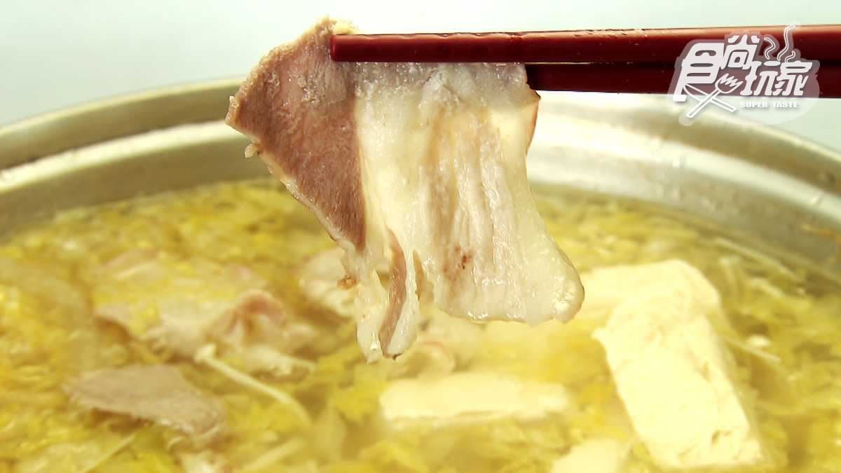 這餡餅爆汁了！還有超帶勁酸菜白肉鍋好吃到讓人「美叮美噹」