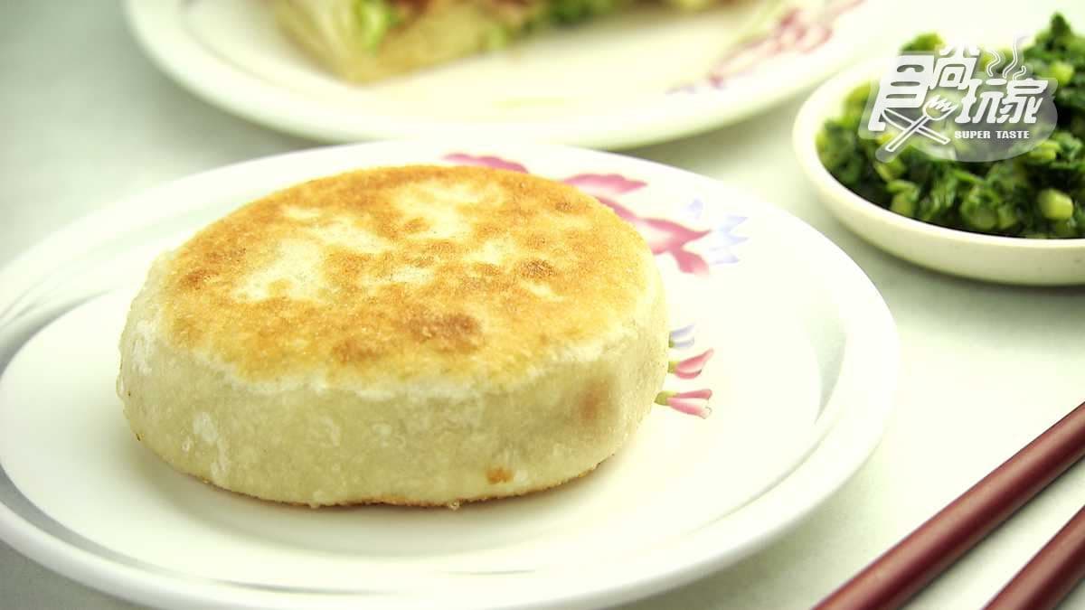 這餡餅爆汁了！還有超帶勁酸菜白肉鍋好吃到讓人「美叮美噹」