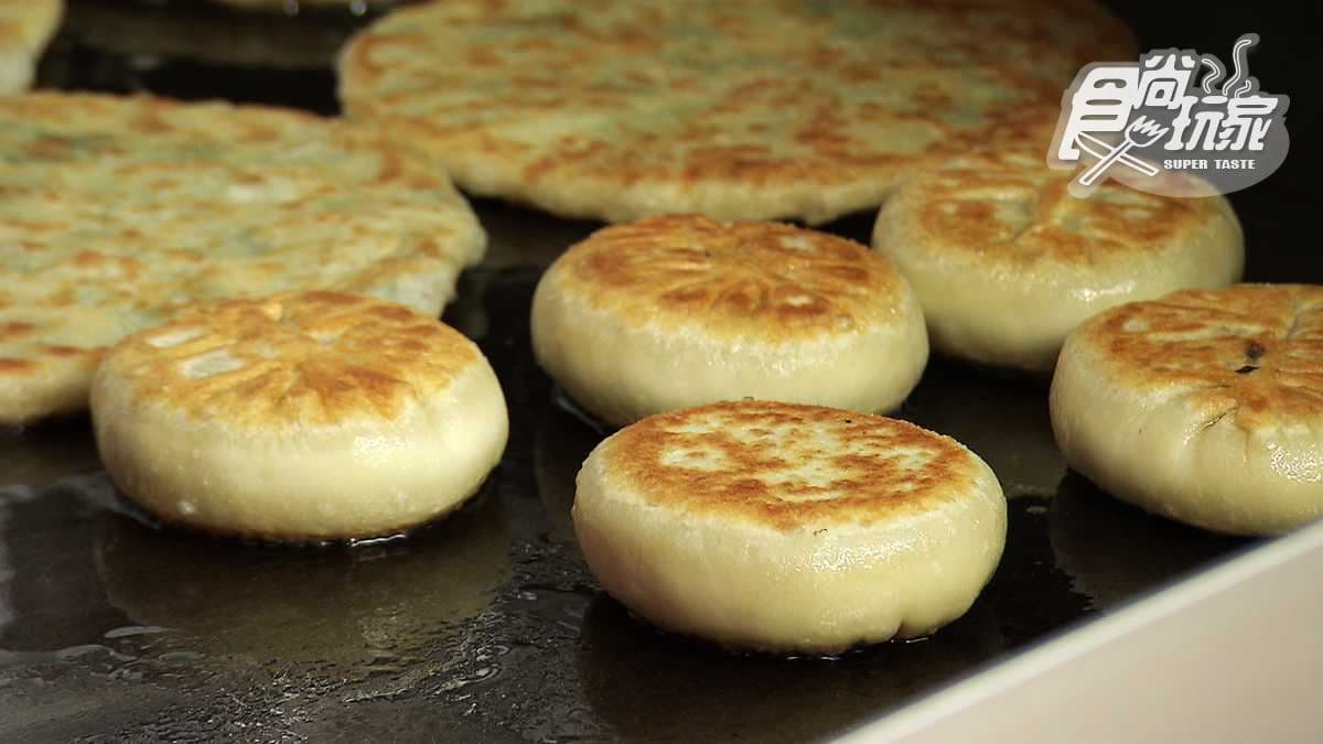 這餡餅爆汁了！還有超帶勁酸菜白肉鍋好吃到讓人「美叮美噹」