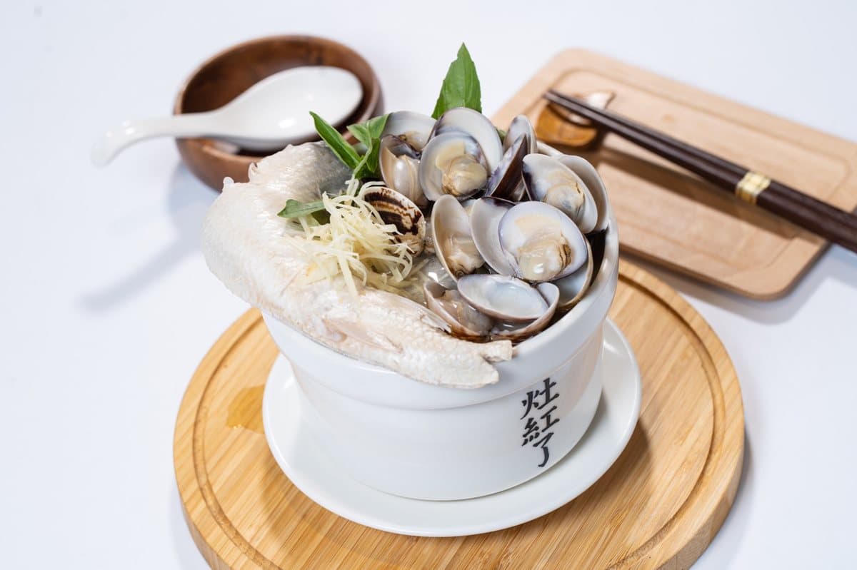 【新開店】滿出來了啦！「台式丼飯」也玩大份量  大腸頭飯、厚切豬五花吸睛→加20元還送金湯匙