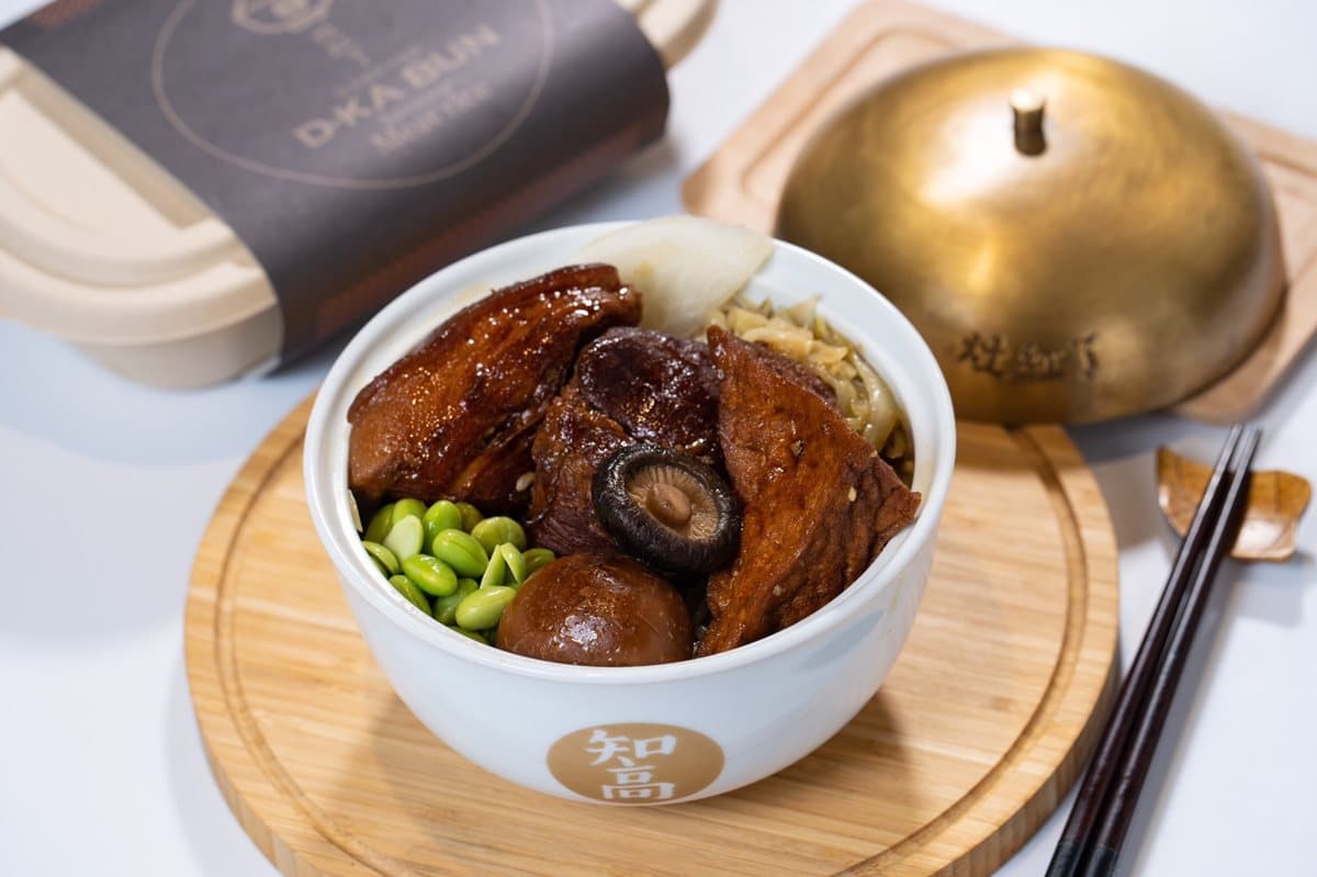 【新開店】滿出來了啦！「台式丼飯」也玩大份量  大腸頭飯、厚切豬五花吸睛→加20元還送金湯匙