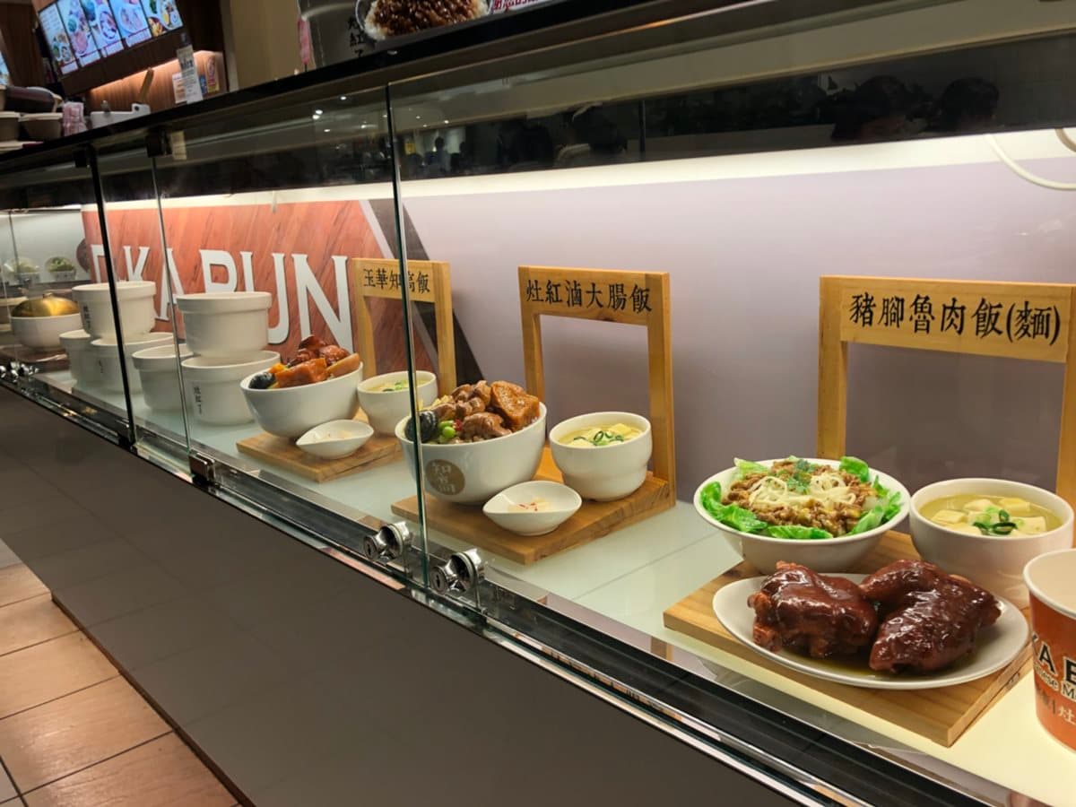 【新開店】滿出來了啦！「台式丼飯」也玩大份量  大腸頭飯、厚切豬五花吸睛→加20元還送金湯匙