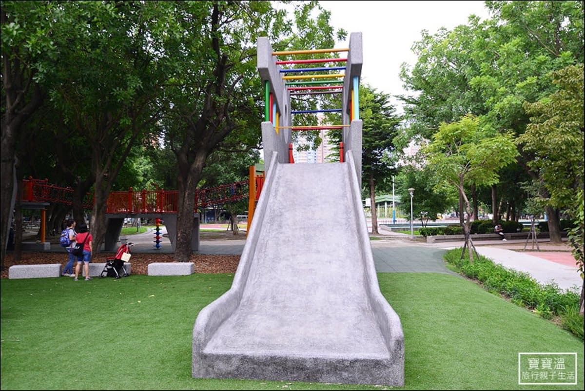 有怪獸在板橋!最新特色公園 「巨獸」溜滑梯、洞穴躲貓貓、超大沙坑好好玩 有怪獸在板橋!最新特色公園 「巨獸」溜滑梯、洞穴躲貓貓、超大沙坑好好玩