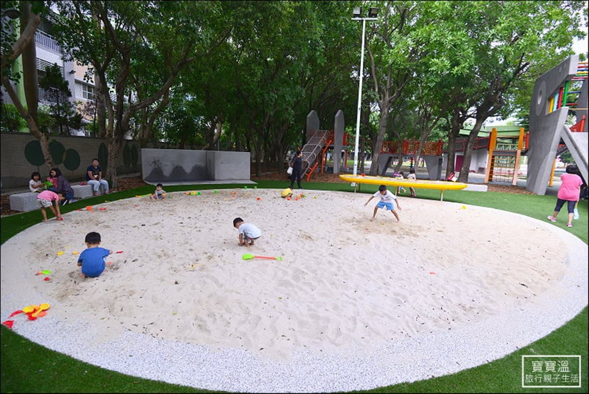 有怪獸在板橋!最新特色公園 「巨獸」溜滑梯、洞穴躲貓貓、超大沙坑好好玩 有怪獸在板橋!最新特色公園 「巨獸」溜滑梯、洞穴躲貓貓、超大沙坑好好玩
