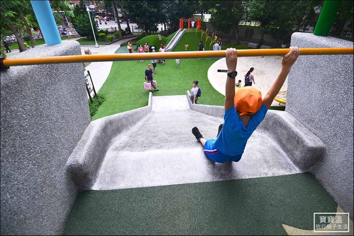 有怪獸在板橋!最新特色公園 「巨獸」溜滑梯、洞穴躲貓貓、超大沙坑好好玩 有怪獸在板橋!最新特色公園 「巨獸」溜滑梯、洞穴躲貓貓、超大沙坑好好玩
