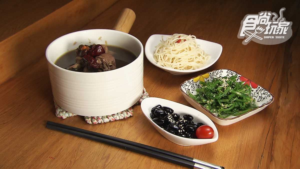 每碗都有一隻雞腿的雞湯「個人鍋」！ 人氣主推「剝皮辣椒蒜頭雞」