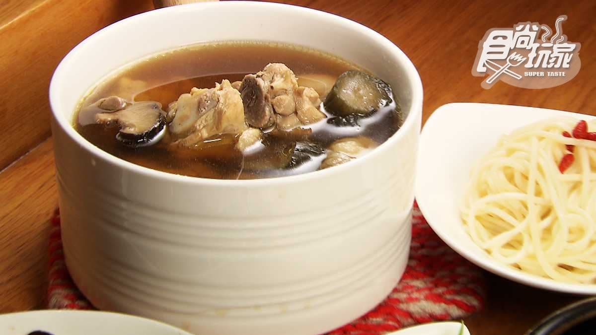 每碗都有一隻雞腿的雞湯「個人鍋」！ 人氣主推「剝皮辣椒蒜頭雞」