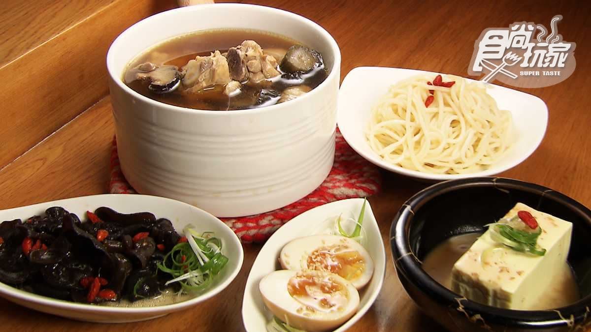 每碗都有一隻雞腿的雞湯「個人鍋」！ 人氣主推「剝皮辣椒蒜頭雞」