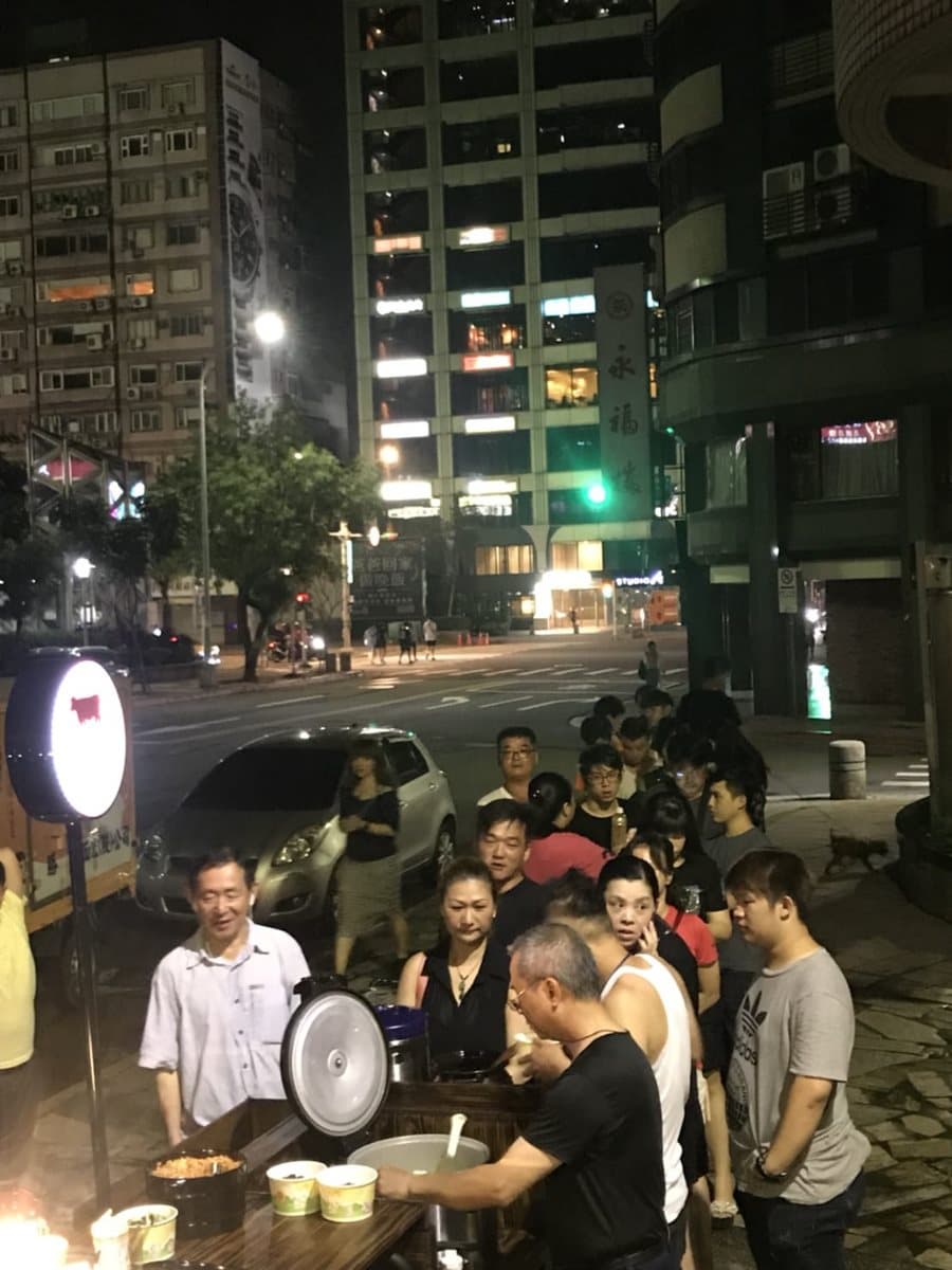 【新開店】「午夜幽靈餐車」台北出沒 和牛滷肉飯沾蛋黃太邪惡了 【新開店】「午夜幽靈餐車」台北出沒 和牛滷肉飯沾蛋黃太邪惡了