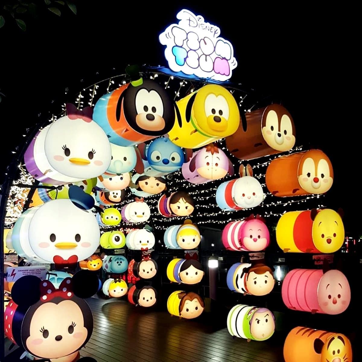 迪士尼控暴動囉!史上最萌「Tsum Tsum花燈展」 2000燈籠吸睛破表 迪士尼控暴動囉!史上最萌「Tsum Tsum花燈展」 2000燈籠吸睛破表