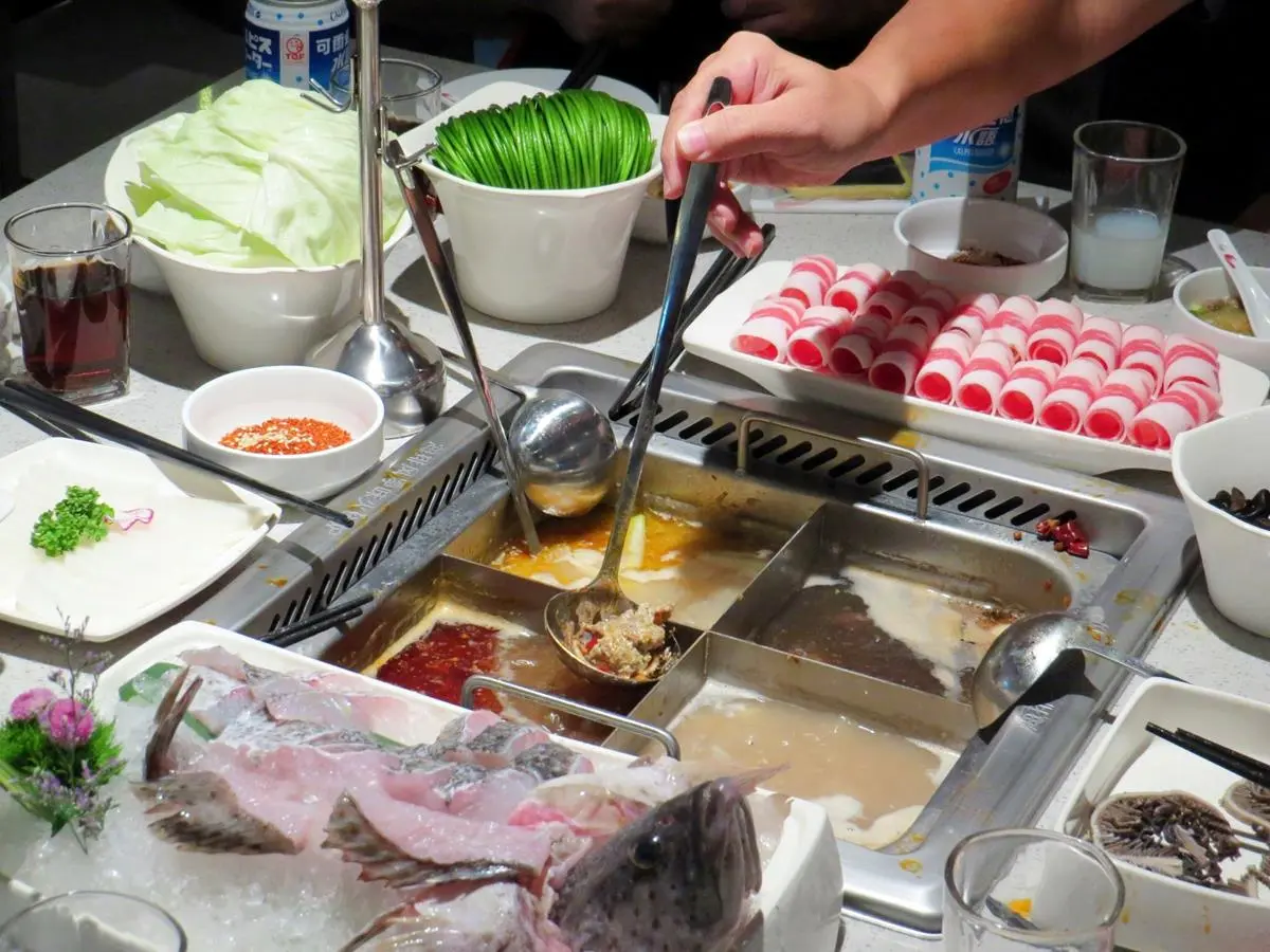 邊吃火鍋邊看秀！這家店還不限用餐時間、無服務費