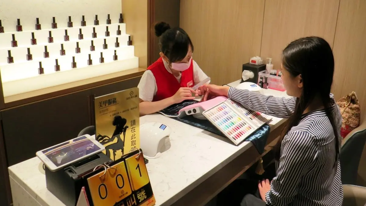 邊吃火鍋邊看秀！這家店還不限用餐時間、無服務費
