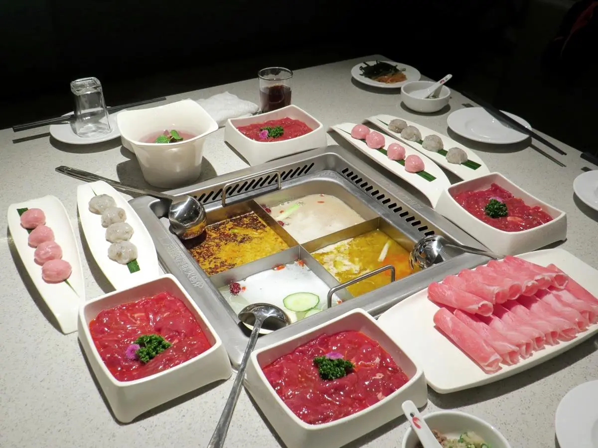 邊吃火鍋邊看秀！這家店還不限用餐時間、無服務費