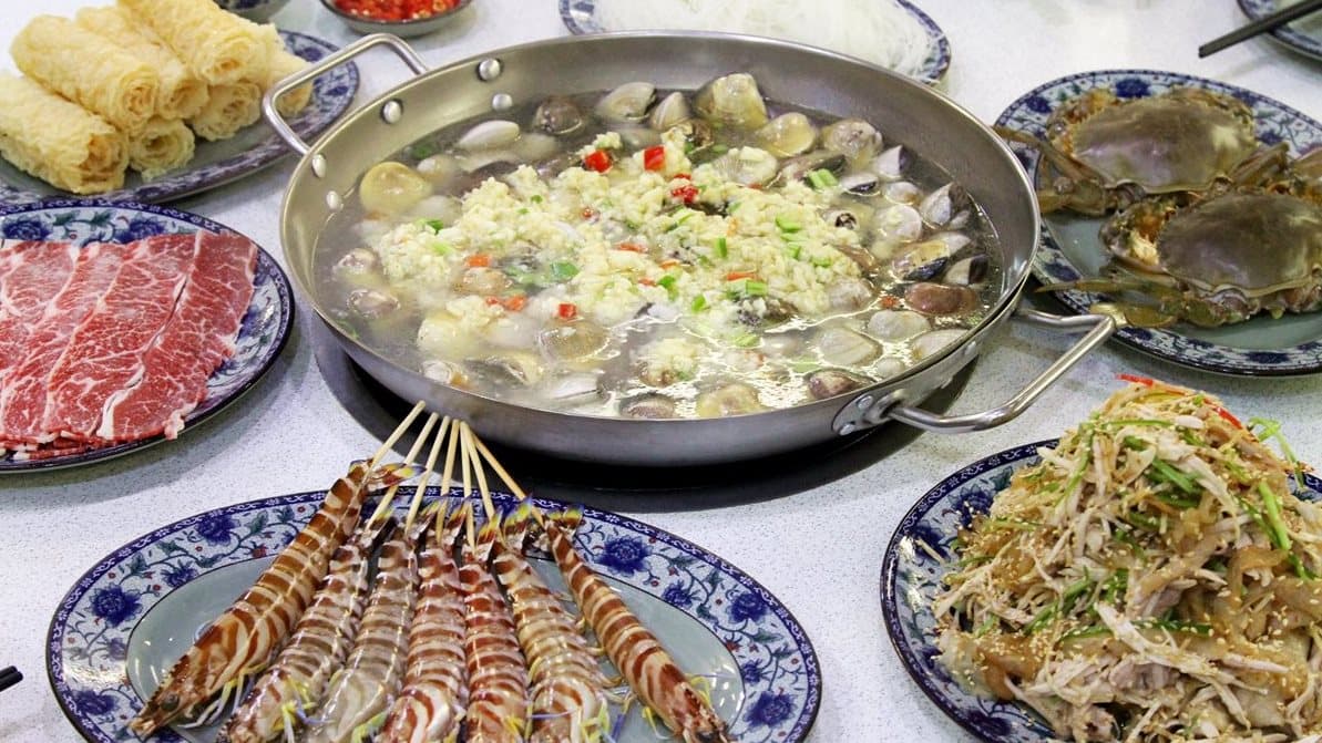 要滿出來了！超浮誇「卜卜蜆鍋」「冬瓜粥鍋」 這麼吃爽度一百