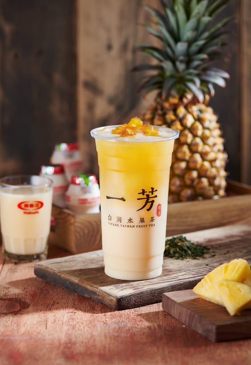  養樂多迷快搶喝！限時三日買一送一，聯名一芳手搖飲將「鳳梨醬、百香果」入茶