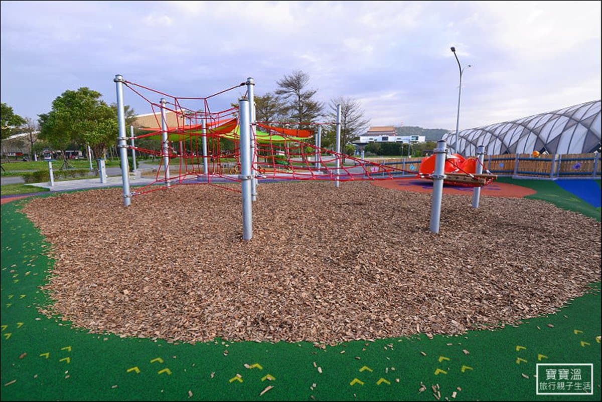 藏在「捷運旁」!台北最強2千坪親子公園!必玩毛毛蟲遊戲牆、草地溜滑梯、轉轉椅 藏在「捷運旁」!台北最強2千坪親子公園!必玩毛毛蟲遊戲牆、草地溜滑梯、轉轉椅