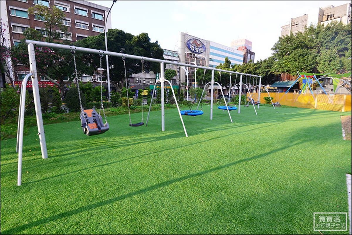 藏在「捷運旁」!台北最強2千坪親子公園!必玩毛毛蟲遊戲牆、草地溜滑梯、轉轉椅 藏在「捷運旁」!台北最強2千坪親子公園!必玩毛毛蟲遊戲牆、草地溜滑梯、轉轉椅