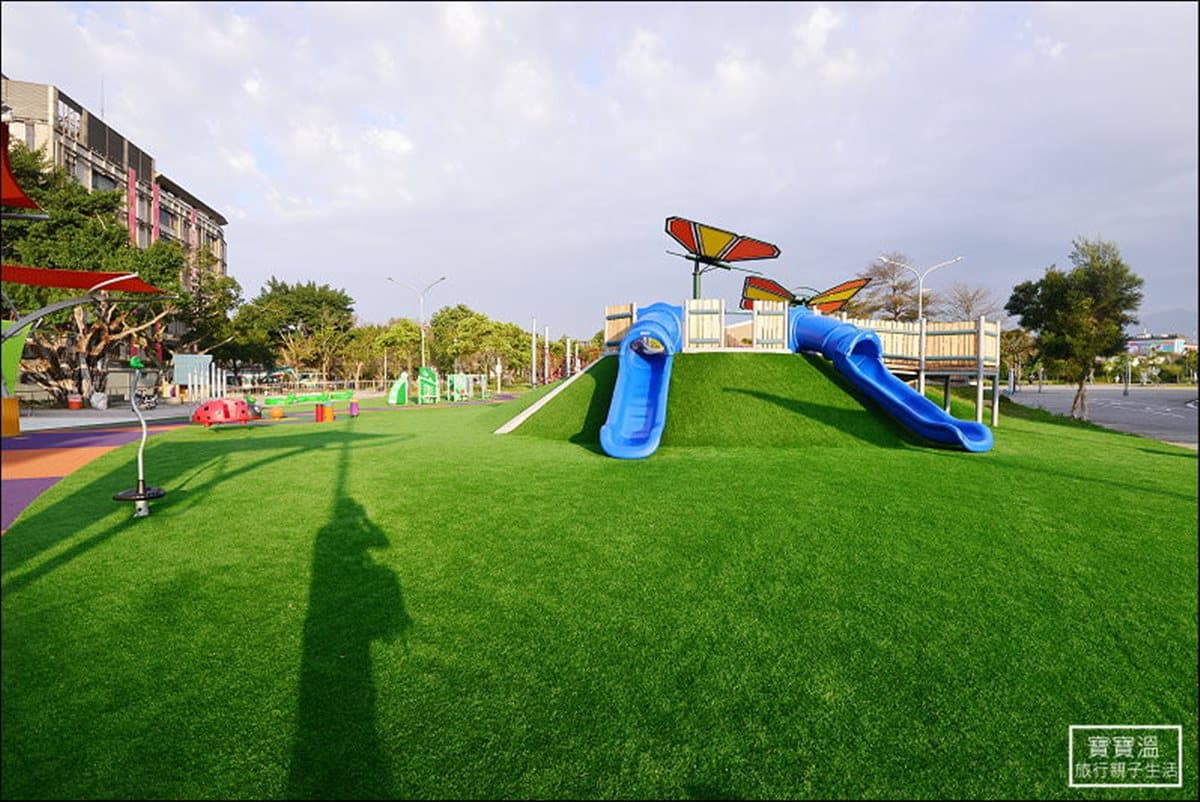 藏在「捷運旁」!台北最強2千坪親子公園!必玩毛毛蟲遊戲牆、草地溜滑梯、轉轉椅 藏在「捷運旁」!台北最強2千坪親子公園!必玩毛毛蟲遊戲牆、草地溜滑梯、轉轉椅