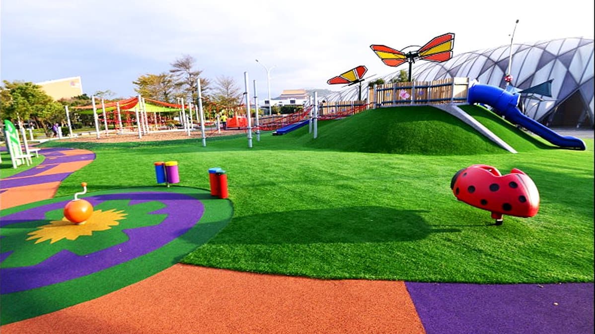 藏在「捷運旁」!台北最強2千坪親子公園!必玩毛毛蟲遊戲牆、草地溜滑梯、轉轉椅 藏在「捷運旁」!台北最強2千坪親子公園!必玩毛毛蟲遊戲牆、草地溜滑梯、轉轉椅
