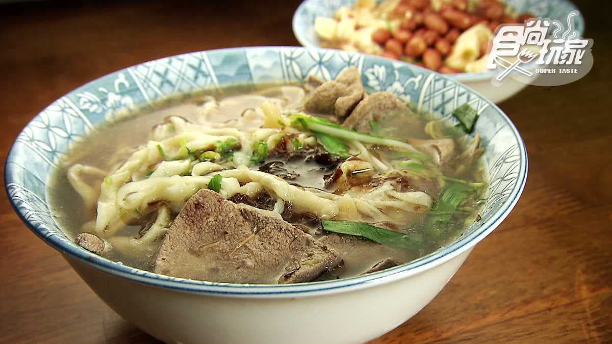 在地人從小吃到大「半熟蛋拌手工擀麵」 搭配酸辣豆腐整碗清空沒問題