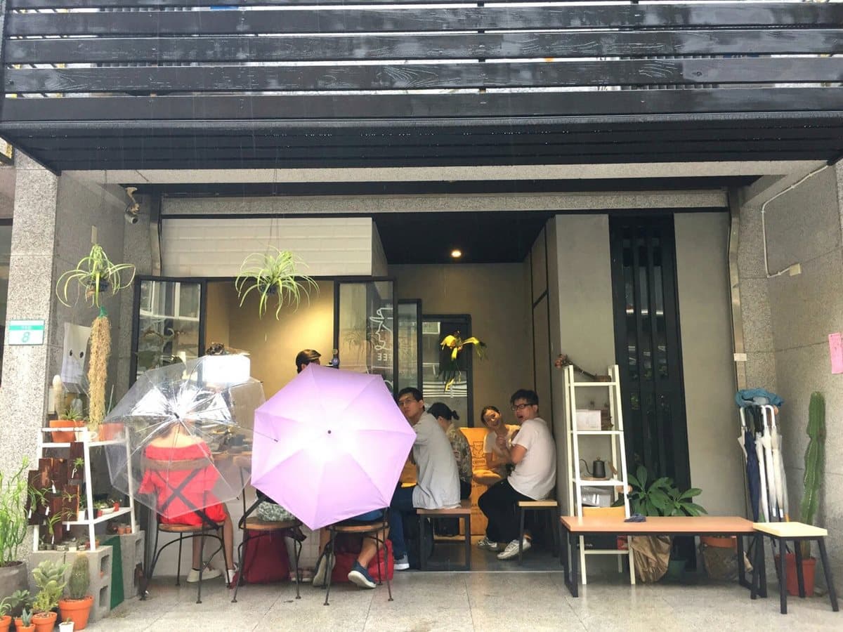 撐傘也要喝！不到2坪迷你咖啡館  短笛拿鐵、赤崁糖咖啡超人氣