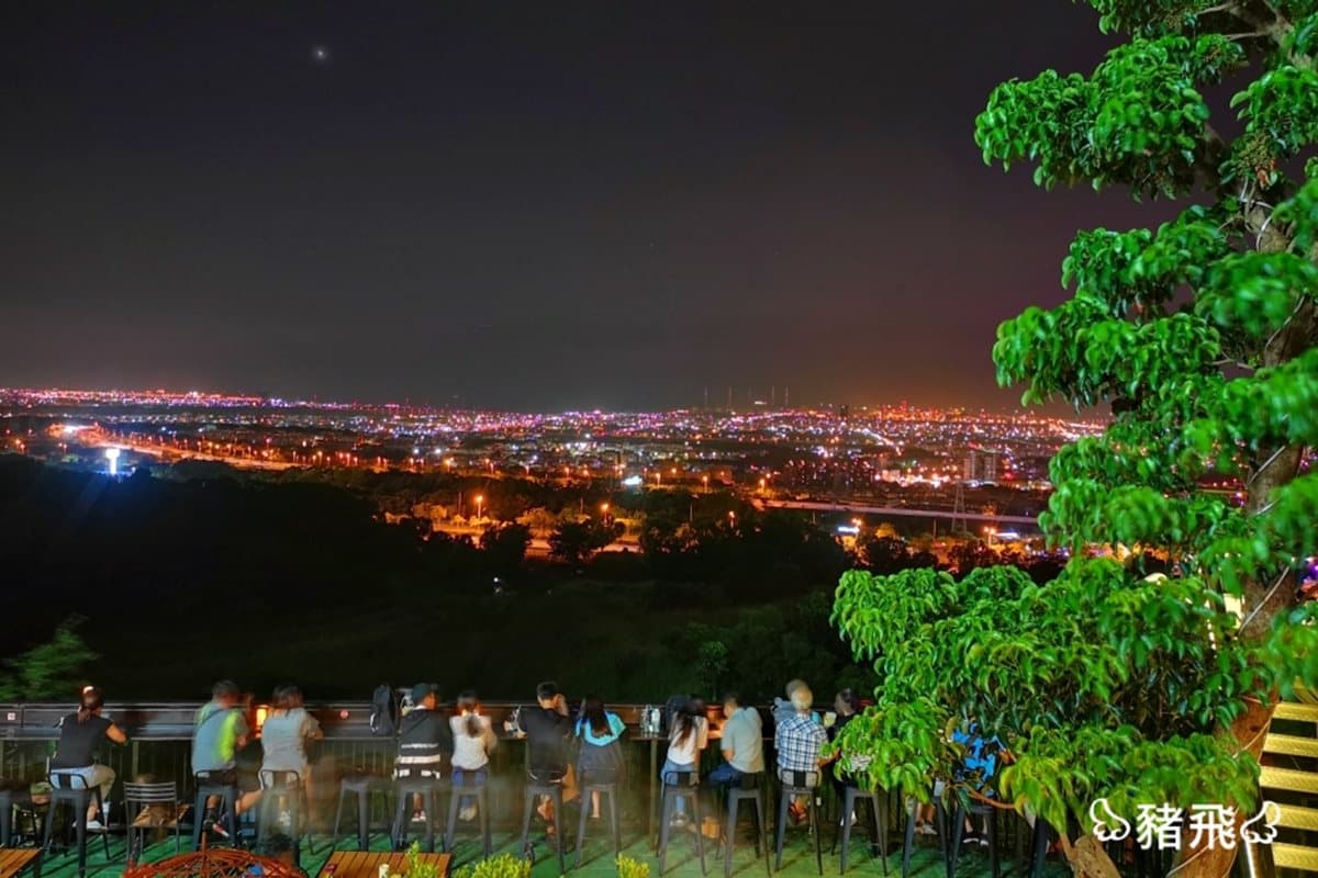 絕美夜景第一排!台中秘境「彩色貨櫃屋」景觀餐廳 絕美夜景第一排!台中秘境「彩色貨櫃屋」景觀餐廳