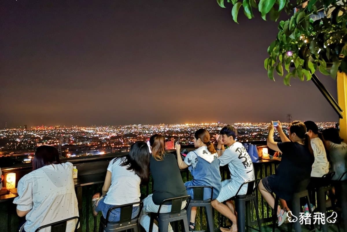 絕美夜景第一排!台中秘境「彩色貨櫃屋」景觀餐廳 絕美夜景第一排!台中秘境「彩色貨櫃屋」景觀餐廳