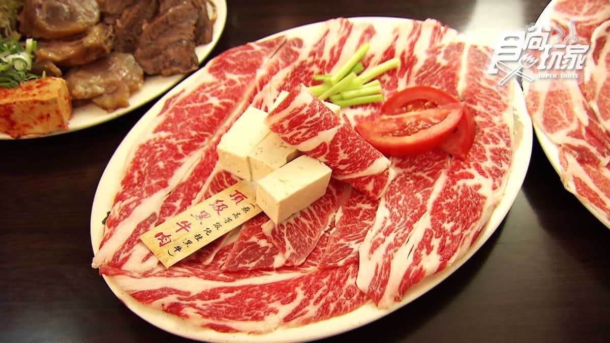 飄香60年超大鍋底「牛肉爐」只要250！還有必吃「牛三寶」！